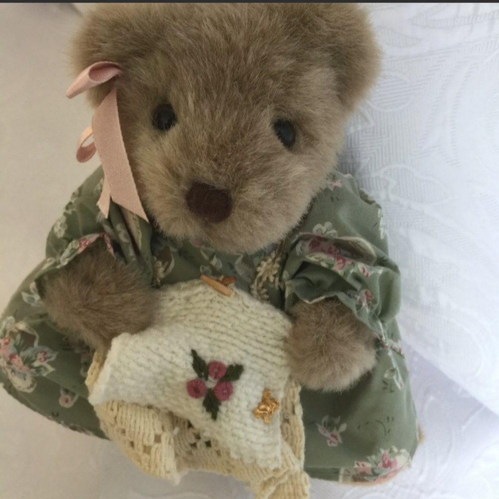 Russ Bear From The Past Amanda 1804 Handcrafted